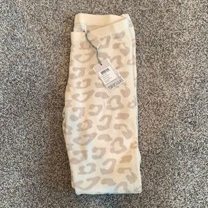 Barefoot dreams cream/stone leopard leggings